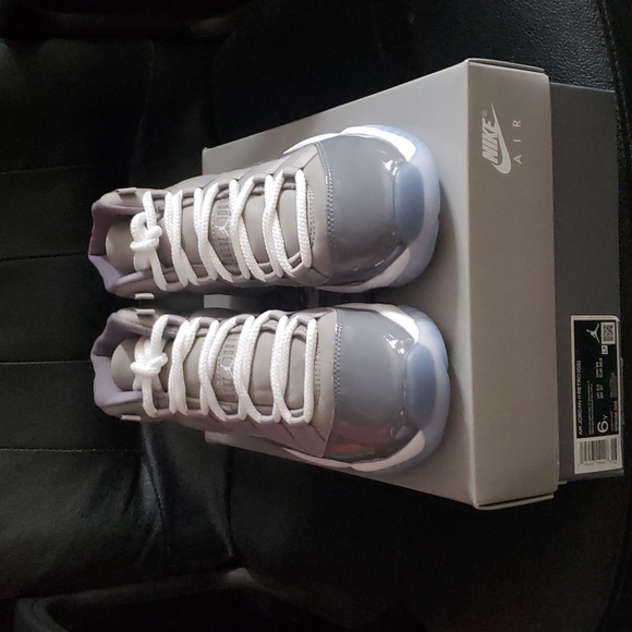 AIR JORDAN 11 RETRO (GS) 'Cool Grey' 2021 - Picture 2 of 16